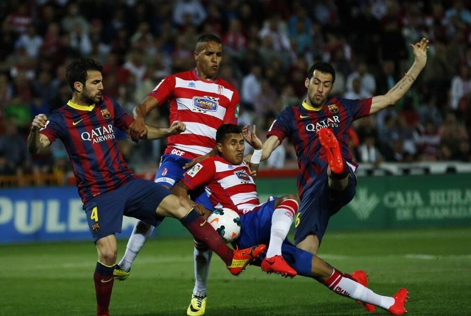 多特4-0十人黄潜，吉拉西双响，阿德耶米、斯文松建功，法比奥-席尔瓦失点（十人黄潜0-4不敌多特，吉拉西梅开二度，阿德耶米与斯文松破门，法比奥-席尔瓦点球失手）