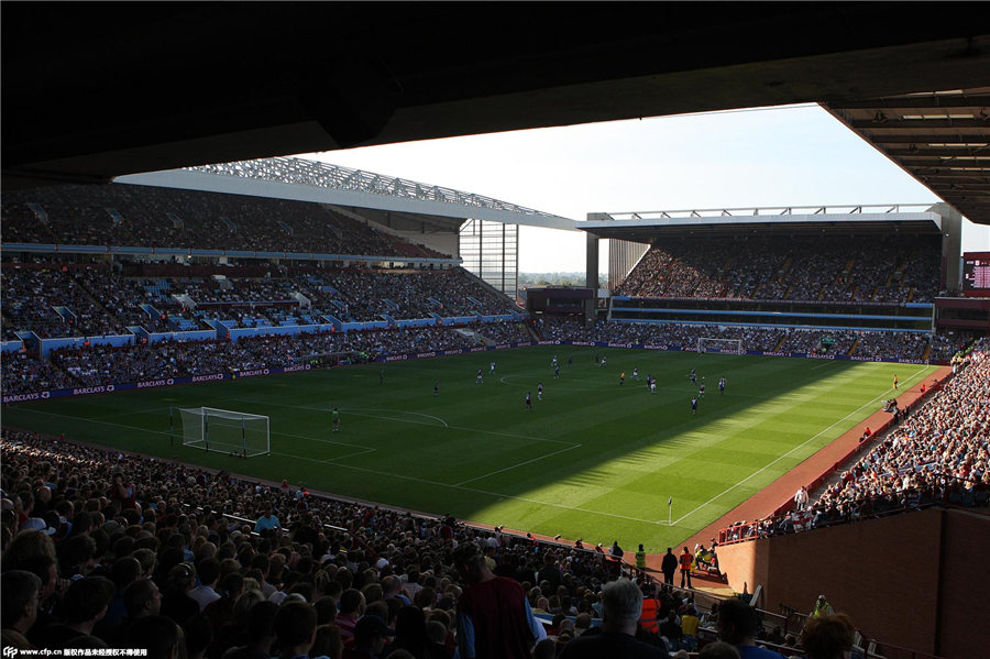 给爷整笑了，曼奇尼假意亲吻布鲁马多，将布鲁马多逗笑（这一幕笑翻了：曼奇尼作势亲吻布鲁马多，逗得对方当场大笑）