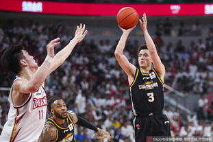 阿齐兹：太早丢球让局面困难，感谢远征球迷下雨还支持我们（阿齐兹：早早失球令比赛被动，感谢冒雨远征支持的球迷）